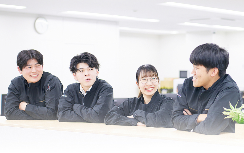 楽しそうに話す4人の社員