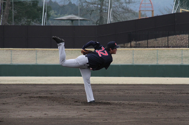 ピッチングする石川さん